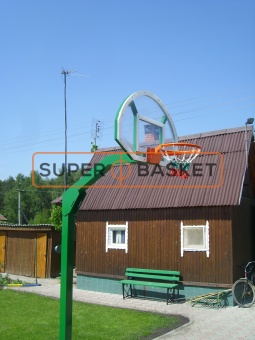 Стационарная баскетбольная стойка сщитом 120х90 см установленная на дачном участке