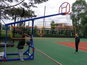 Облегченная баскетбольная стойка установленная на спортивной площадке коттеджного поселка