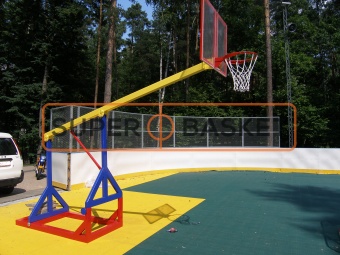 Уличная баскетбольная стойка, установленная на частном спортивном объекте