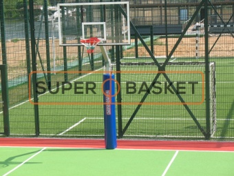 Уличная баскетбольная стойкас баскетбольным щитом из оргстекла 180х105 см, мягкой защитой стойки и амортизирующим кольцом. Стойка установле
